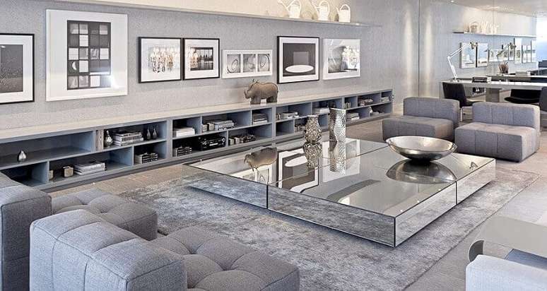 11. Decoração sofisticada com tapete cinza claro para sala ampla com mesa de centro espelhada – Foto: Vânia Paulino