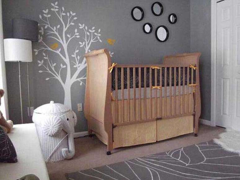 14. Quarto de bebê decorado com berço de madeira, tapete cinza e adesivo de parede em formato de árvore branca – Foto: Home Decor Ideas