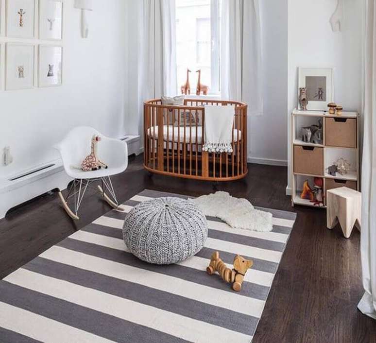 15. Decoração para quarto de bebê com tapete cinza e branco listrado e quadrinhos brancos decorativos – Foto: Elo7