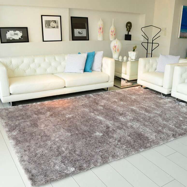 19. Sala de estar decorada com sofá branco e tapete cinza mesclado felpudo – Foto: Pinterest