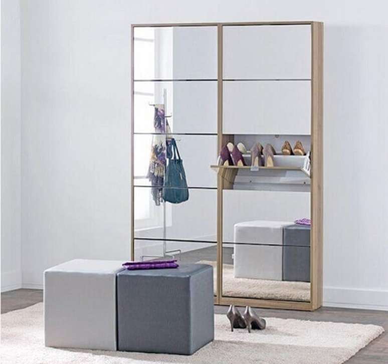 13. Sapateira com espelho repartida em diversos nichos para organizar os sapatos. Fonte: Pinterest