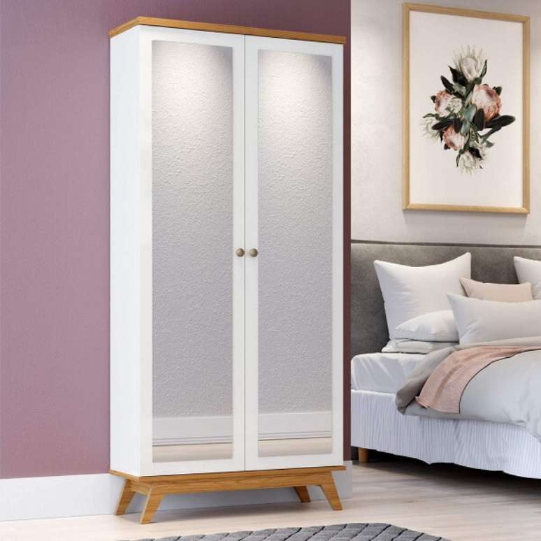 47. Sapateira com espelho retr&ocirc; duas portas, feita com acabamento branco e madeira aparente. Fonte: Madeira Madeira