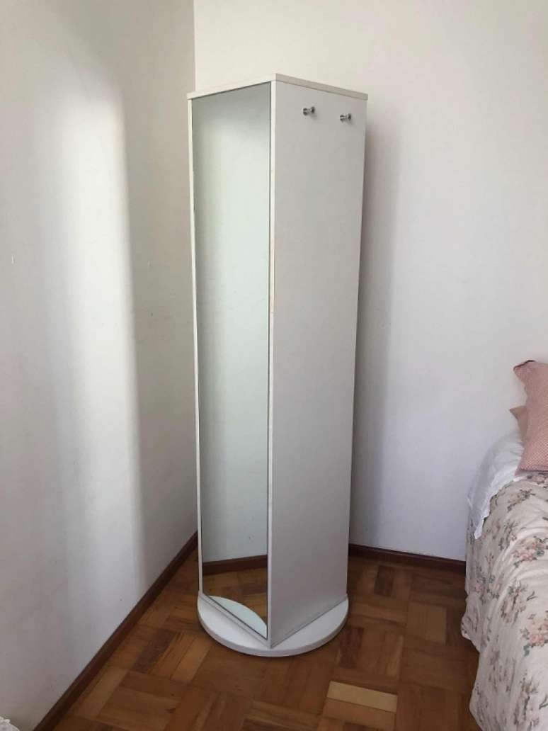 6. Sapateira girat&oacute;ria com espelho auxilia na organiza&ccedil;&atilde;o do quarto. Fonte: Mercado Livre