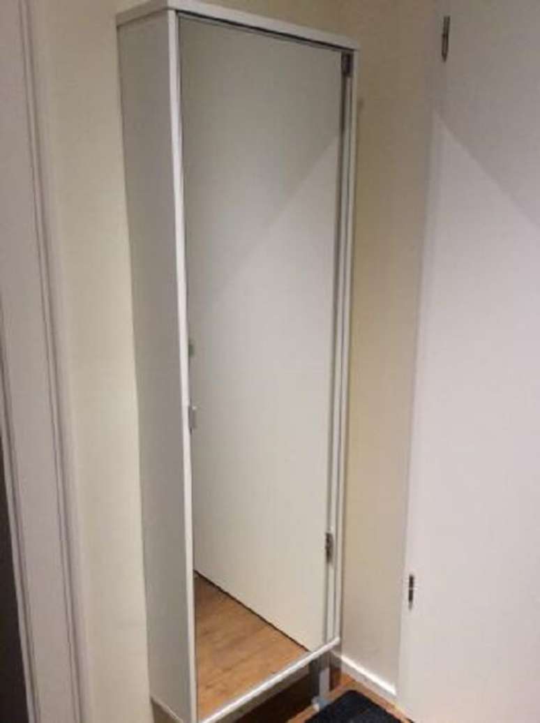 50. Sapateira com espelho embutida na parede atr&aacute;s da porta. Fonte: Pinterest