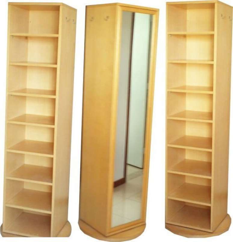 51. Sapateira com espelho rotativa conta com ganchos laterais e v&aacute;rias prateleiras em seu interior. Fonte: Pinterest