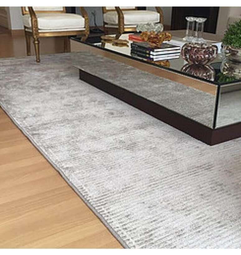2. Escolha o modelo de tapete cinza conforme o estilo de decoração do ambiente – Foto: Pinosy