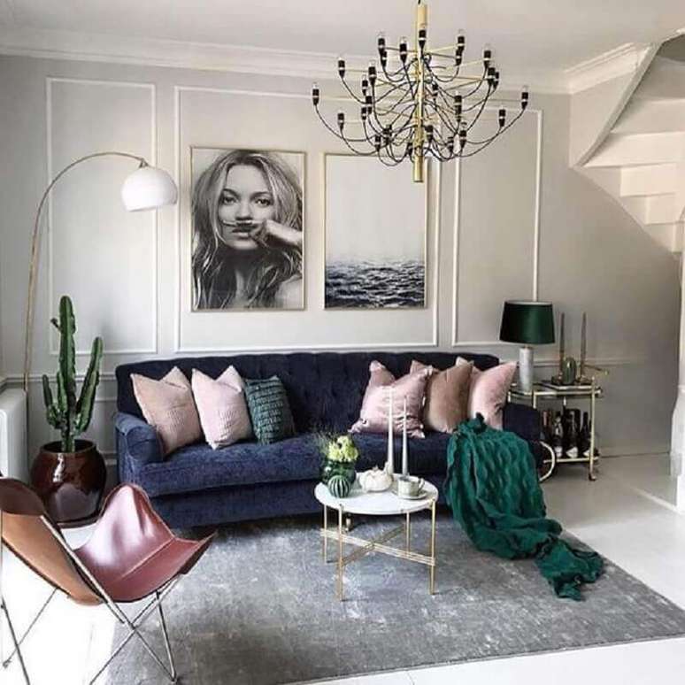 24. Sala de estar decorada com sofá azul marinho e tapete cinza claro – Foto: Pinterest