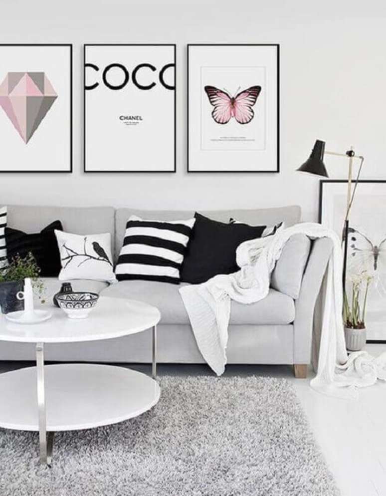 26. Decoração minimalista para sala de estar com quadros decorativos e tapete cinza claro – Foto: Original Arquitetura e Paisagismo