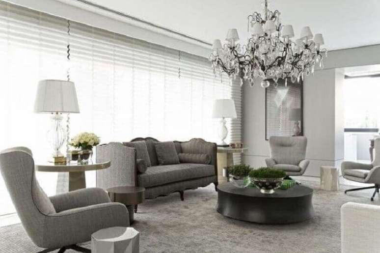 27. Tapete cinza claro para sala de estar com decoração clássica – Foto: Roberto Migotto
