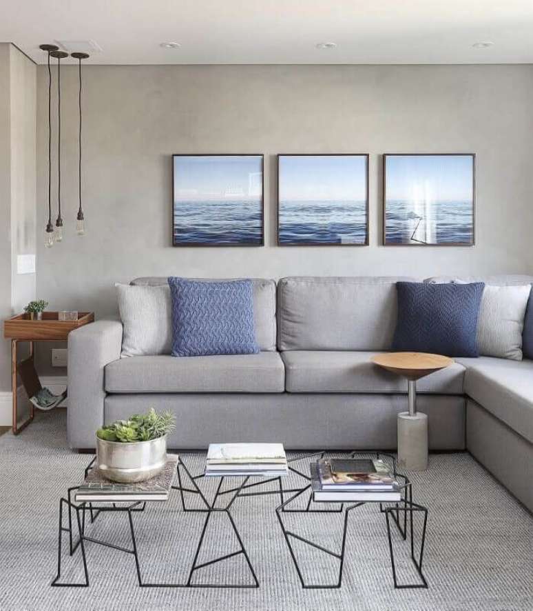 28. Tapete cinza claro para sala de estar decorada com pendentes minimalistas e kit de quadros decorativos &ndash; Foto: &Aacute;rea de Mulher