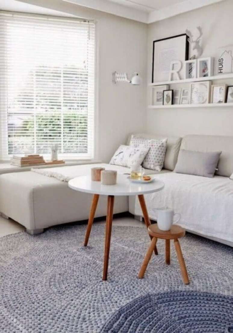 4. Sala de estar decorada com dois tapetes cinza de crochê com tonalidade diferente – Foto: Decoholic