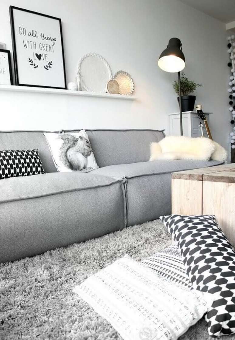 41. Tapete felpudo cinza claro para decoração de sala clean com estilo minimalista – Foto: Otimizi