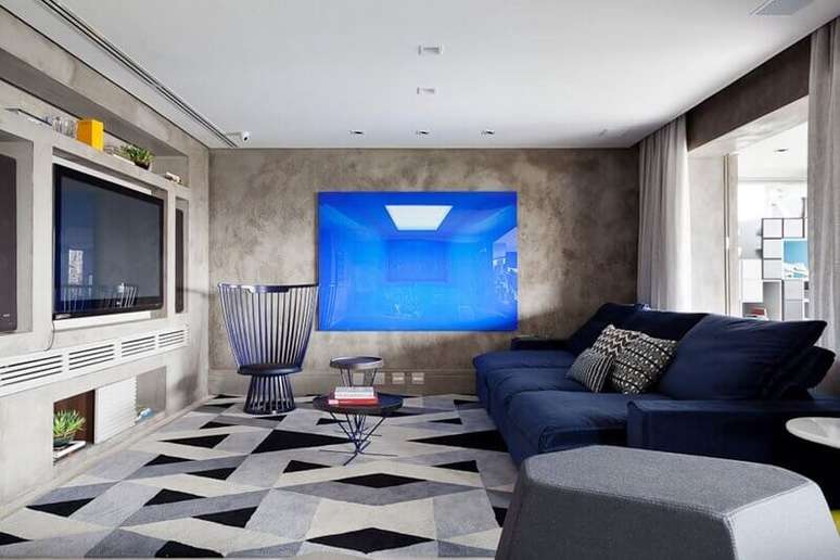 48. Sala moderna decorada com paredes de cimento queimado e tapete geométrico cinza – Foto: Arquiteta Evelyn Luci