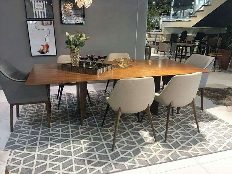 50. Tapete geométrico cinza para sala de jantar com mesa de madeira – Foto: Pinterest