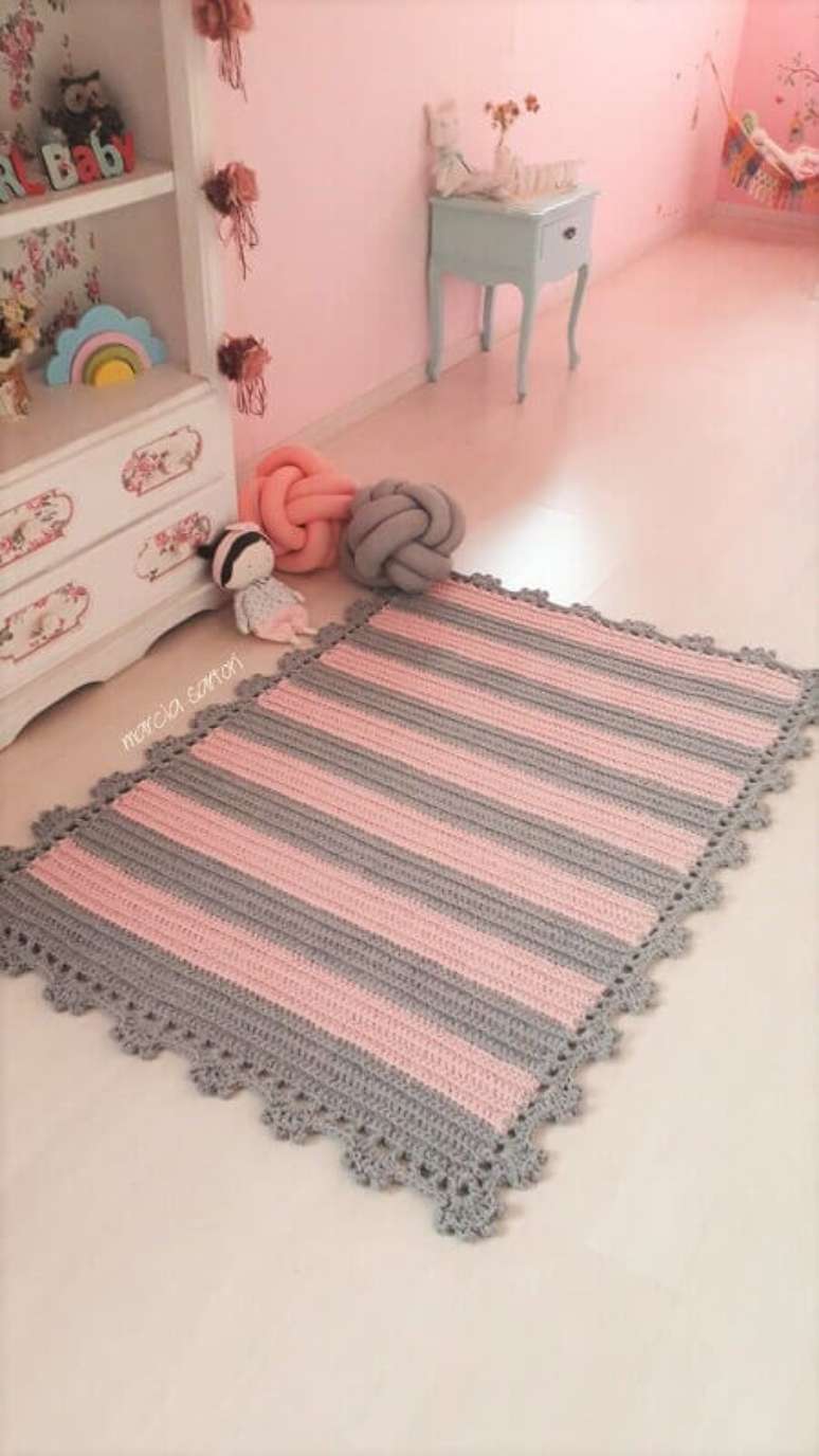 51. Decoração com tapete rosa e cinza listrado para quarto de bebê – Foto: Elo7