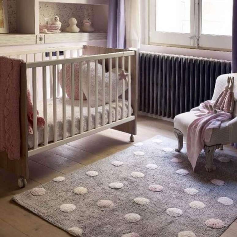 52. Decoração para quarto de bebê com piso de madeira e tapete rosa e cinza de bolinhas – Foto: Momy Home & Kids Decor