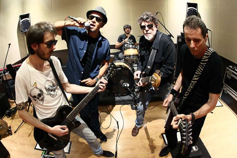  Ensaio da banda Titãs, com a formação Tony Bellotto (guitarra), Branco Mello (voz e baixo), Sergio Britto (voz, teclado e baixo), Mario Fabre (bateria) e Beto Lee (guitarra).