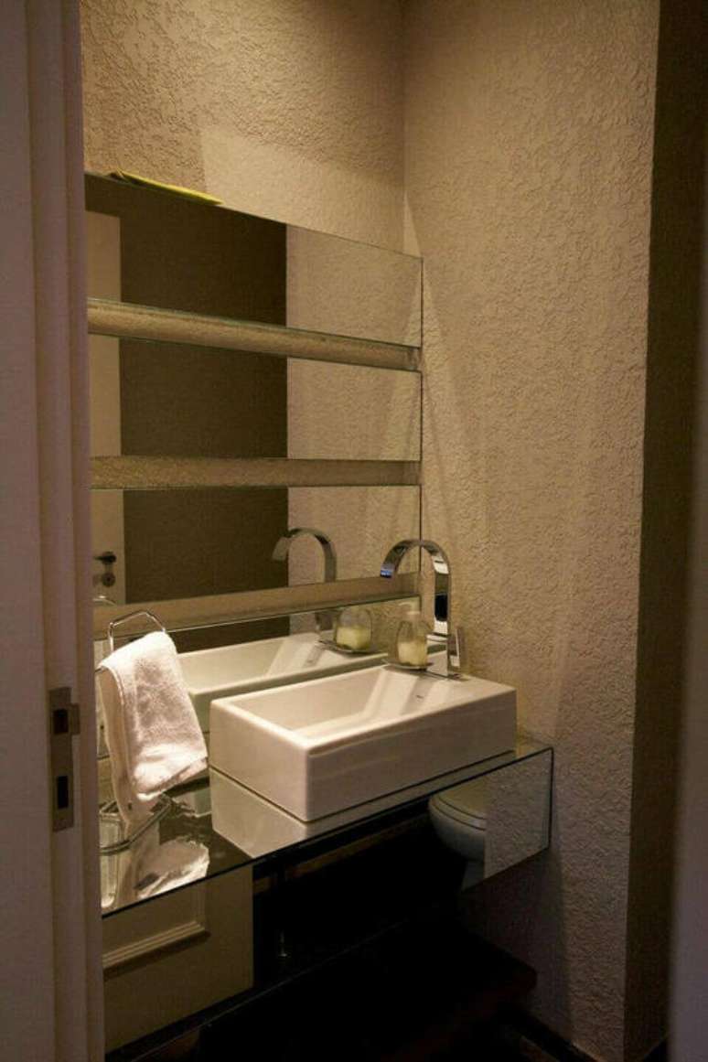 26. Usar o suporte de mesa para a toalha de lavabo &eacute; uma alternativa barata e simples. Projeto de Part&iacute;cia Azoni