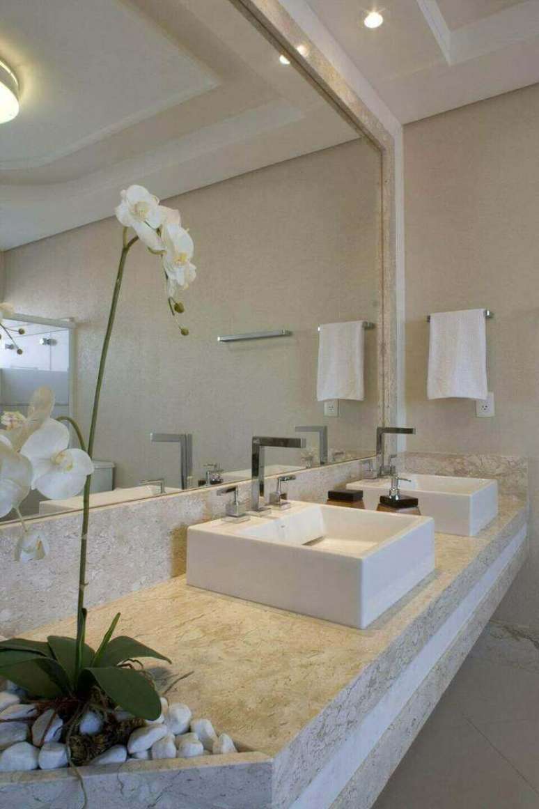 23. Aqui a toalha de lavabo combina at&eacute; mesmo com a flor. Projeto de Aquiles Nicolas Kilaris