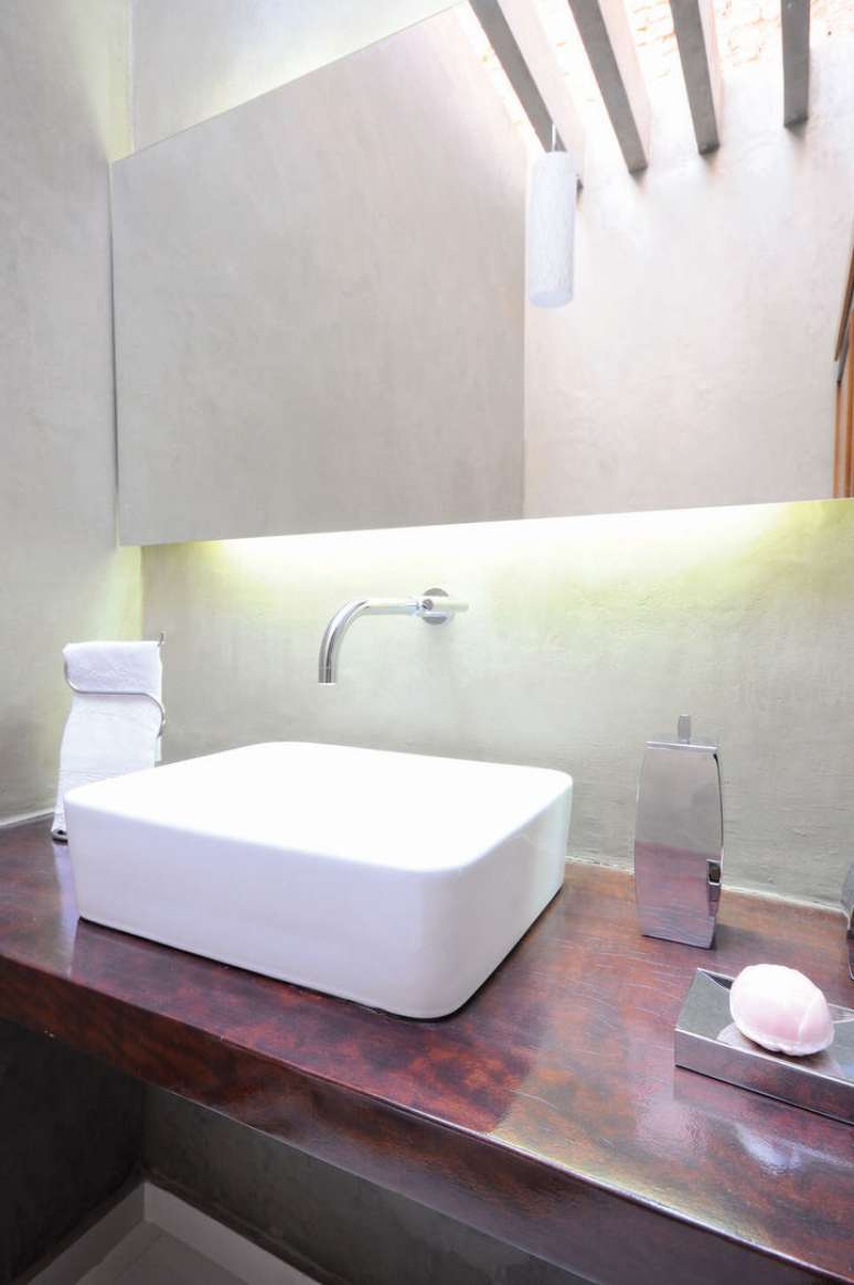 40. O branco desta toalha de lavabo &eacute; o que d&aacute; um respiro ao banheiro. Projeto de Carla Romanelli