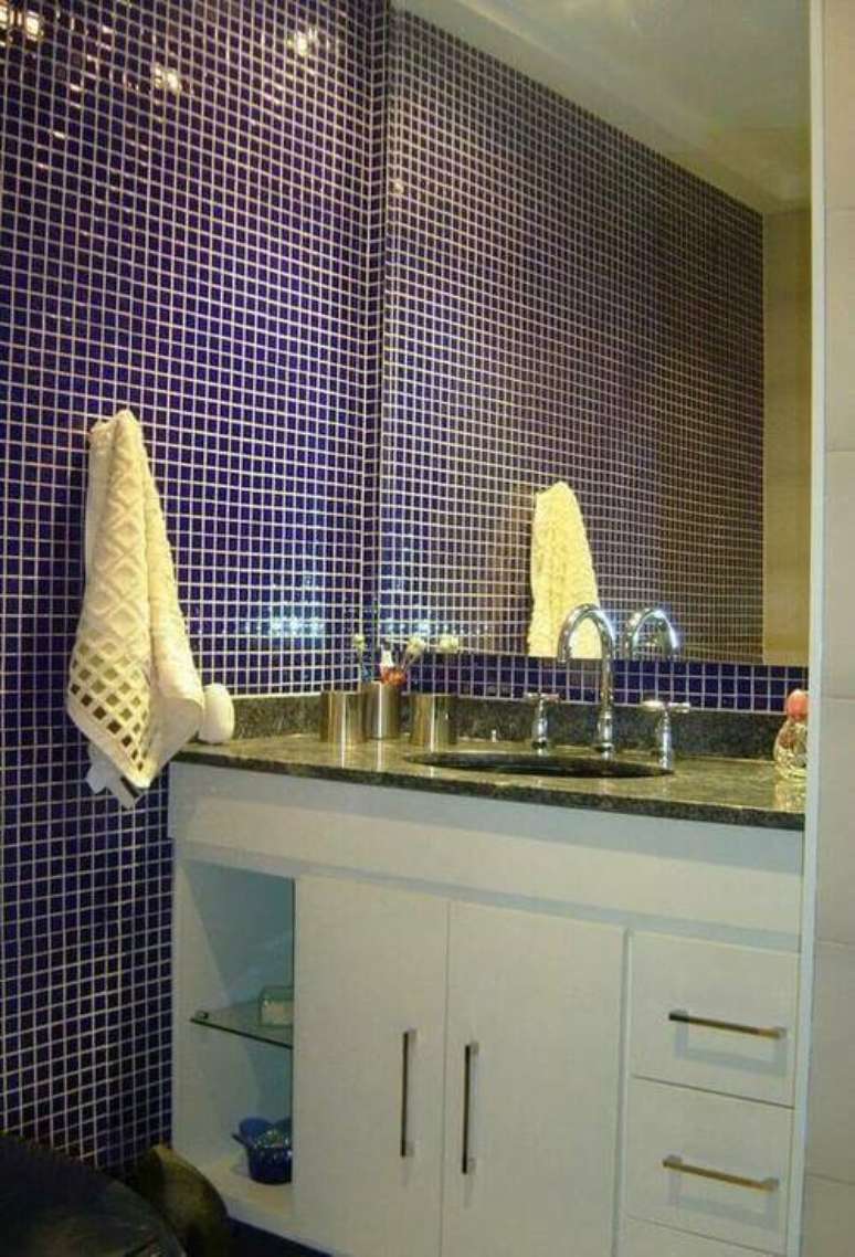 39. Mais um exemplo de como a toalha de lavabo pode contrastar com o c&ocirc;modo como um todo. Projeto de Gabriela Bihel