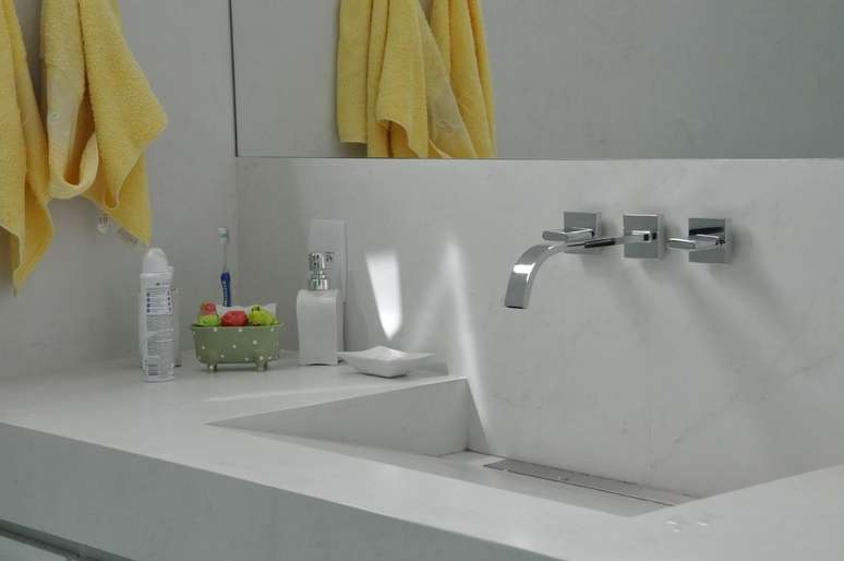 9. Esta toalha de lavabo amarela &eacute; o que d&aacute; o destaque ao c&ocirc;modo. Projeto de Cl&aacute;udia Breias