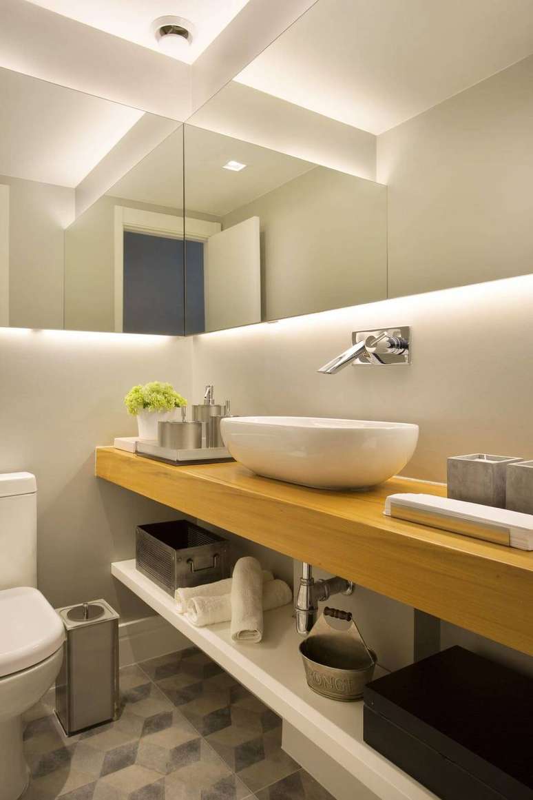 34. A toalha de lavabo tamb&eacute;m pode ser colocada em um lugar mais escondido. Projeto de Fernanda Azevedo