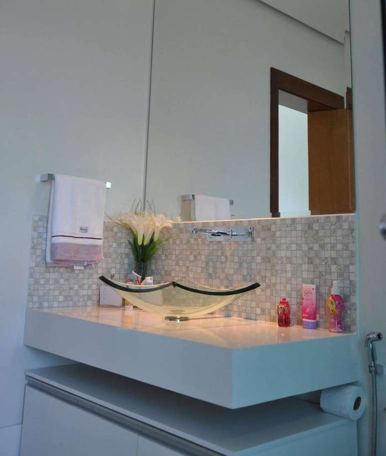 7. Esta toalha de lavabo chama a aten&ccedil;&atilde;o por usar duas cores simples. Projeto de Cl&aacute;udia Breias