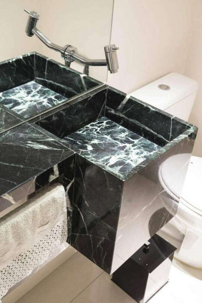 5. A toalha de lavabo com barrado de croch&ecirc; chama muito a aten&ccedil;&atilde;o pela delicadeza. Projeto de C+H Arquitetura