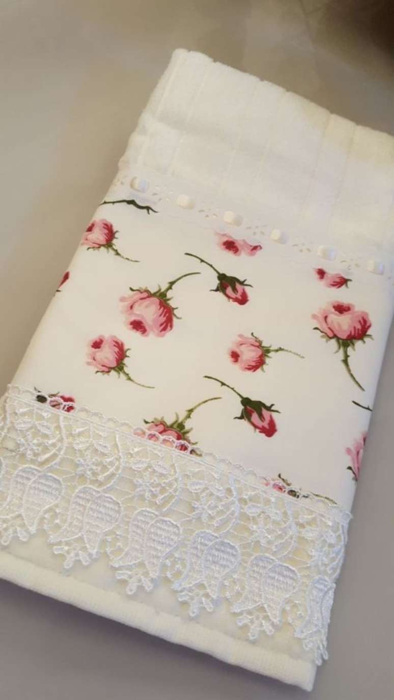 29. Esta linda toalha de lavabo possui barrado e uma impress&atilde;o. Foto:&nbsp;Feito Com Amor