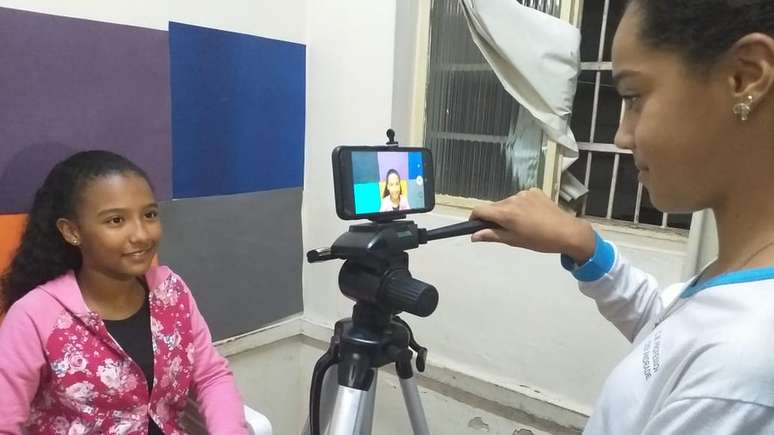 O projeto 'Fora da Bolha' registrou em v&iacute;deo a discuss&atilde;o dos alunos sobre problemas como abuso sexual, viol&ecirc;ncia dom&eacute;stica e homofobia