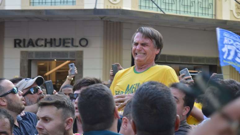 Bolsonaro no momento em que levou facada durante evento eleitoral em Juiz de Fora; ex-presidente Lula pede 'direito da dúvida' ao falar que tem suspeitas sobre ocorrido