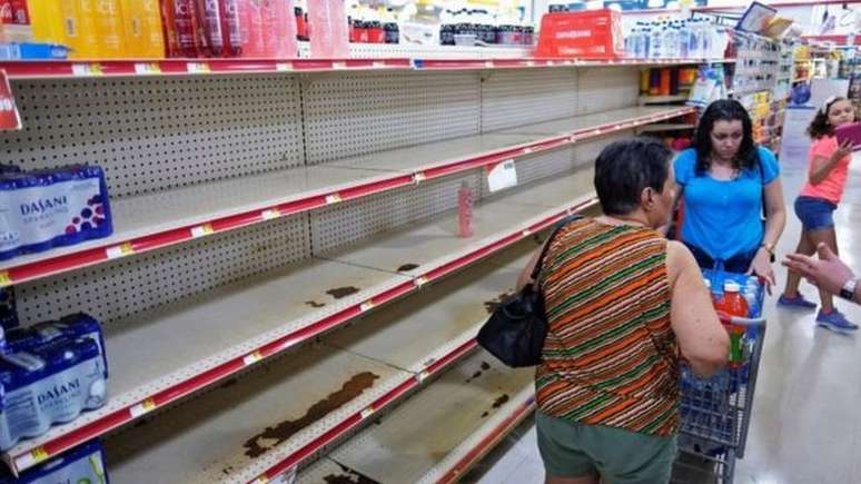 Muitos supermercados ficaram desabastecidos com a aproximação da passagem do furacão