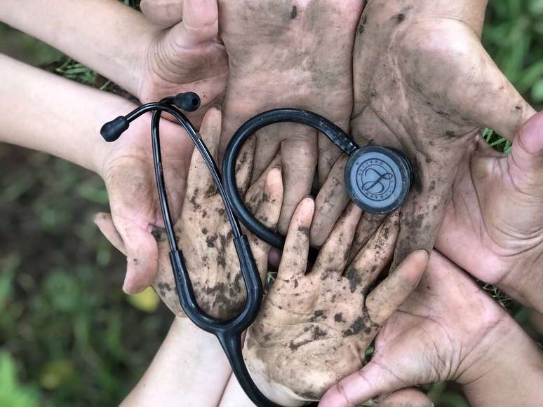 Mãos dadas. Unidade de Saúde Básica (UBS) no bairro Costa e Silva, em Porto Alegre (RS)