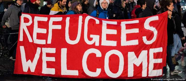 "Refugiados são bem-vindos", diz faixa em inglês de manifestação em Hamburgo em 2015