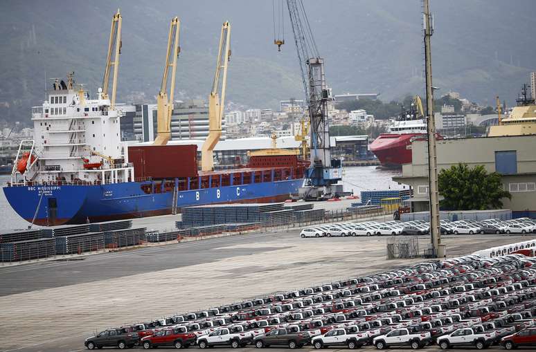 Carros parados no porto do Rio de Janeiro
01/12/2015
REUTERS/Ricardo Moraes