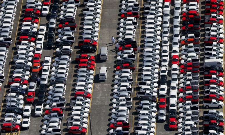 Ve&iacute;culos rec&eacute;m-fabricados da Volkswagen em f&aacute;brica em S&atilde;o Bernardo do Campo, SP
02/04/2015
REUTERS/Paulo Whitaker