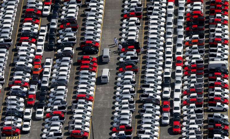 Veículos recém-fabricados da Volkswagen em fábrica em São Bernardo do Campo, SP
02/04/2015
REUTERS/Paulo Whitaker