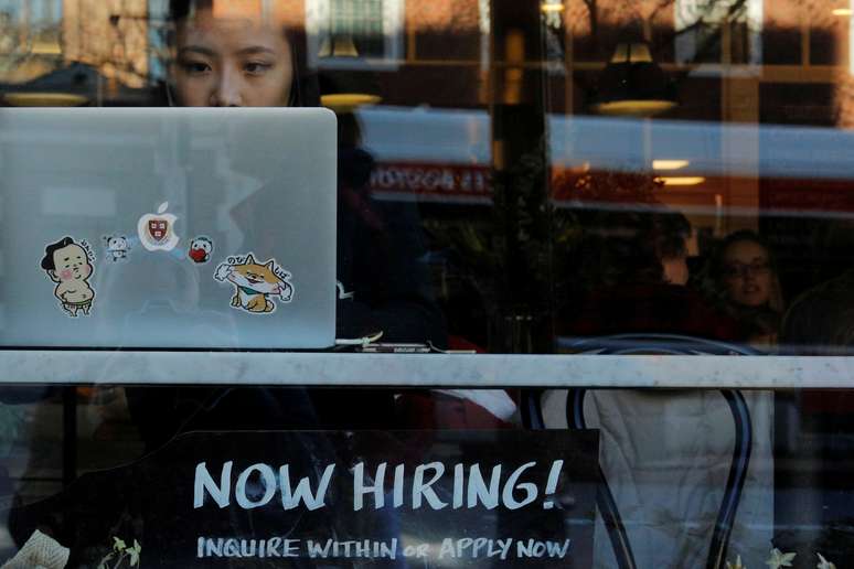Café em Cambridge (Massachusetts) mostra anúncio de contratação para trabalho REUTERS/Brian Snyder