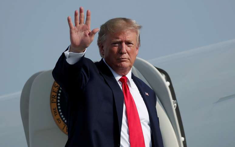 O presidente dos EUA, Donald Trump, acena ao deixar Biarritz, França, onde ocorreu a cúpula do G7. 26/08/2019. REUTERS/Carlos Barria