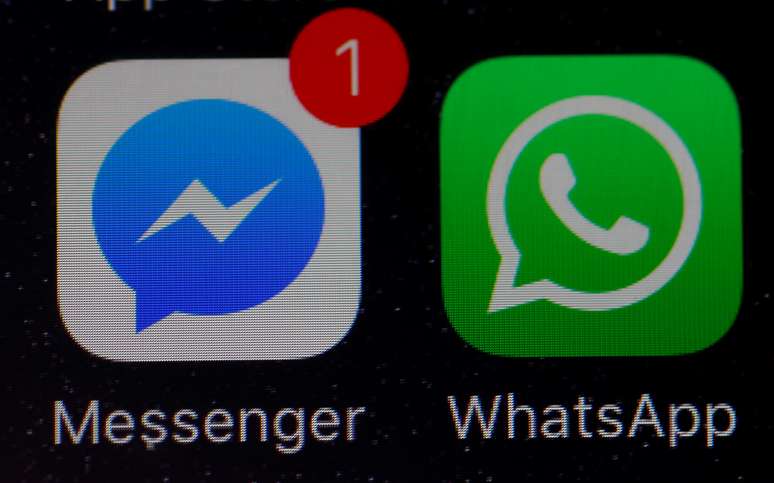 Ícones do WhatsApp e do Facebook são vistos em um iPhone em Manchester. 27/3/2017. REUTERS/Phil Noble 