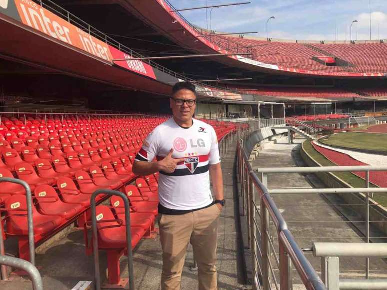 Renan, com a camisa de 2005, em visita ao Morumbi nesta quarta-feira (Foto: Fellipe Lucena)