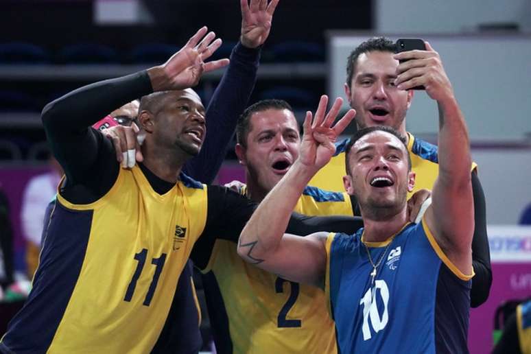 Wescley, camisa 11 do Brasil, celebra o ouro no vôlei sentado no Parapan (Foto: Rodolfo Vilela/ rededoesporte.gov.br)