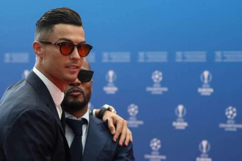 Cristiano Ronaldo chegando na premiação ao lado de Evra (Foto: AFP)