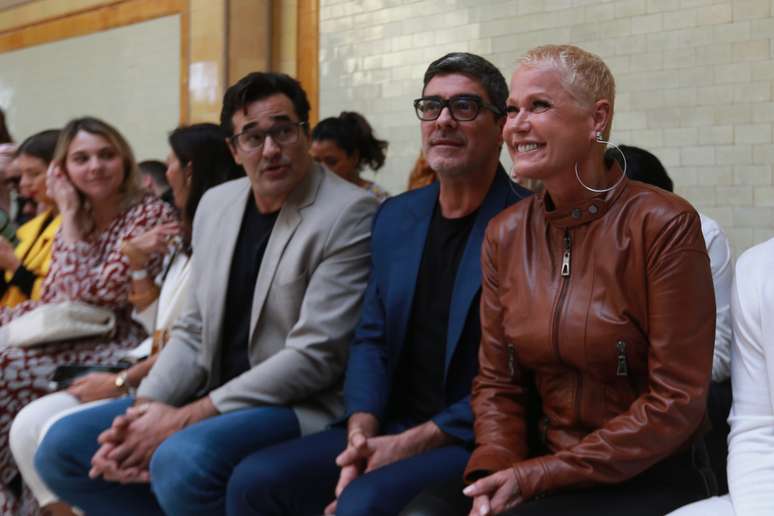 Luciano Szafir, Junno Andrade e Xuxa prestigiam desfile de Sasha