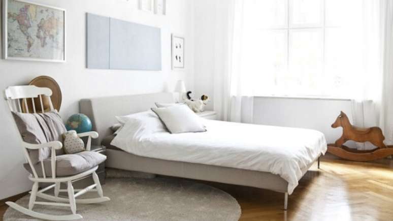 9. Cadeira de balan&ccedil;o de madeira ao lado da cama. Fonte: Westwing