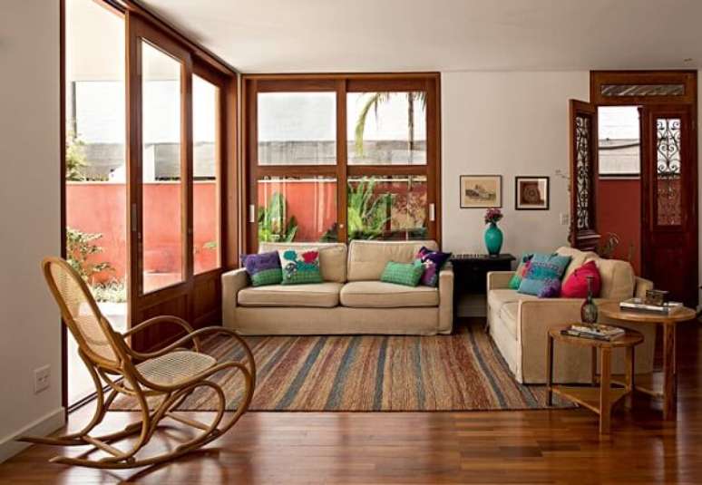 15. Cadeira de balan&ccedil;o de madeira para sala de estar. Fonte: Artezanal