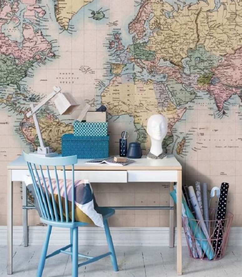 33. Cadeira de madeira azul e piso de madeira branca. Fonte: Revista Viva Decora