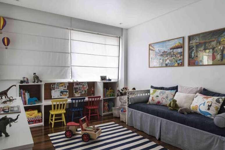 43. Cadeira de madeira colorida e tapete listrado para o quarto das crian&ccedil;as. Projeto por Marcela Pepe