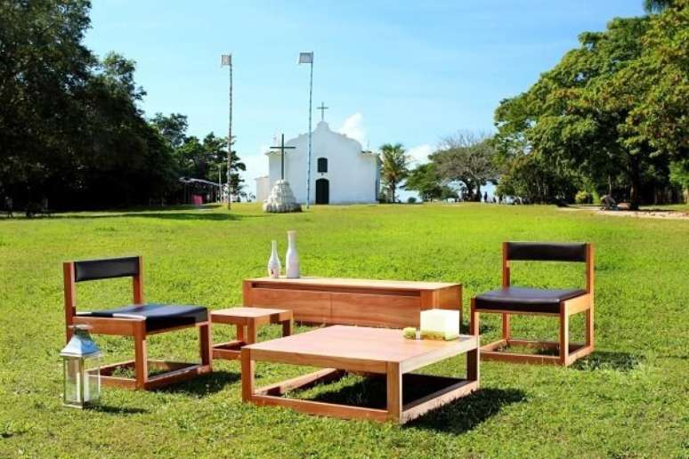 16. Cadeira de Madeira com Assento de Couro Preto. Projeto por Jorge Sanchez